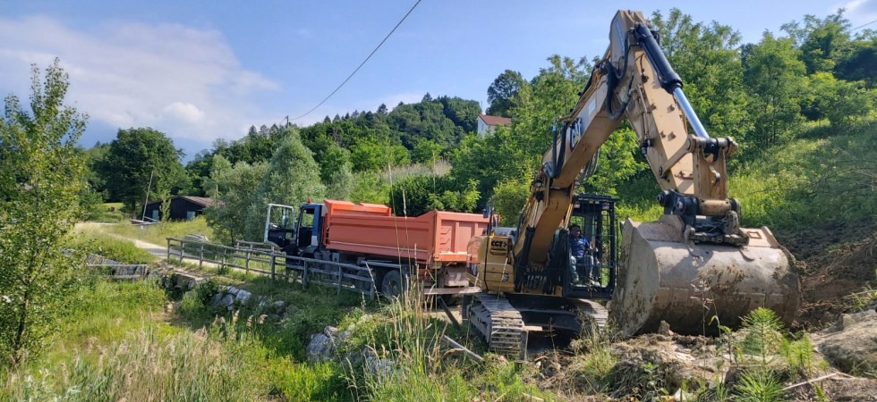 Dopo le frane ruspe al lavoro per ripristinare il sentiero del lago di Santa Croce